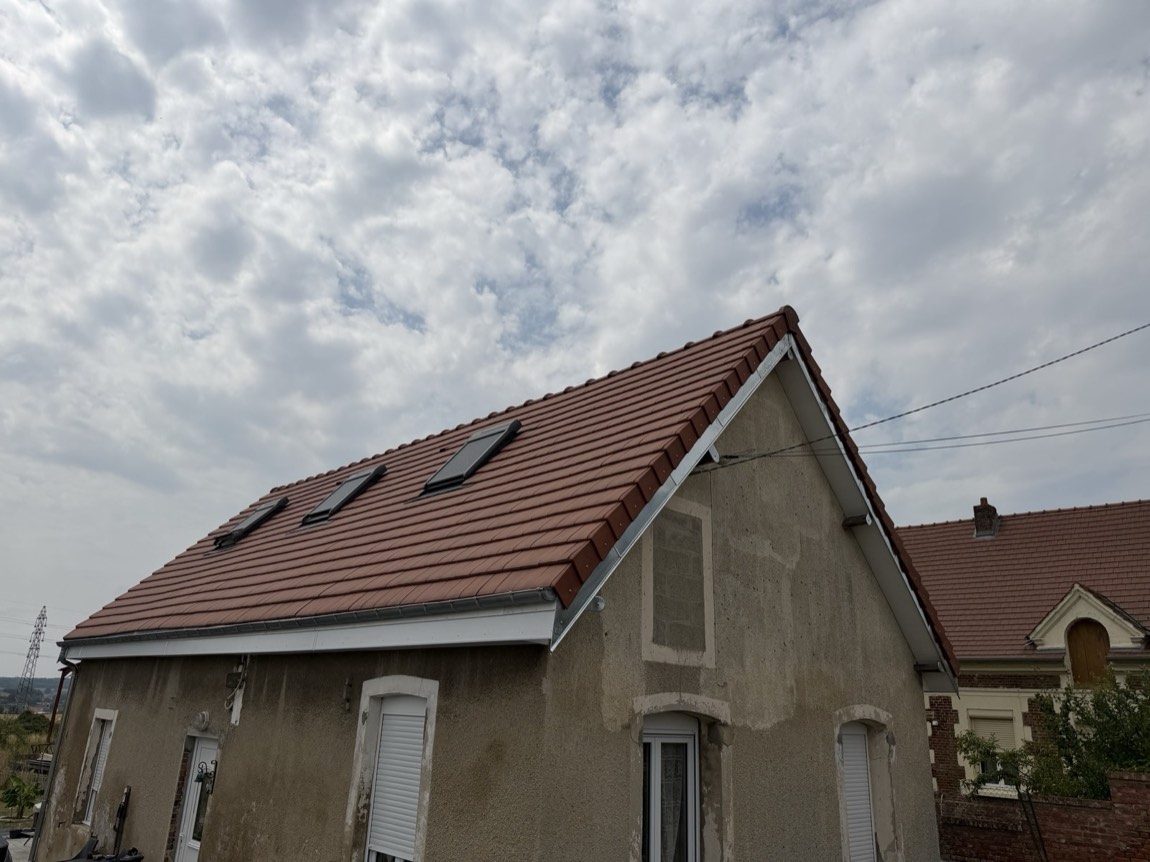 Toiture en tuile neuve avec fenêtres de toit