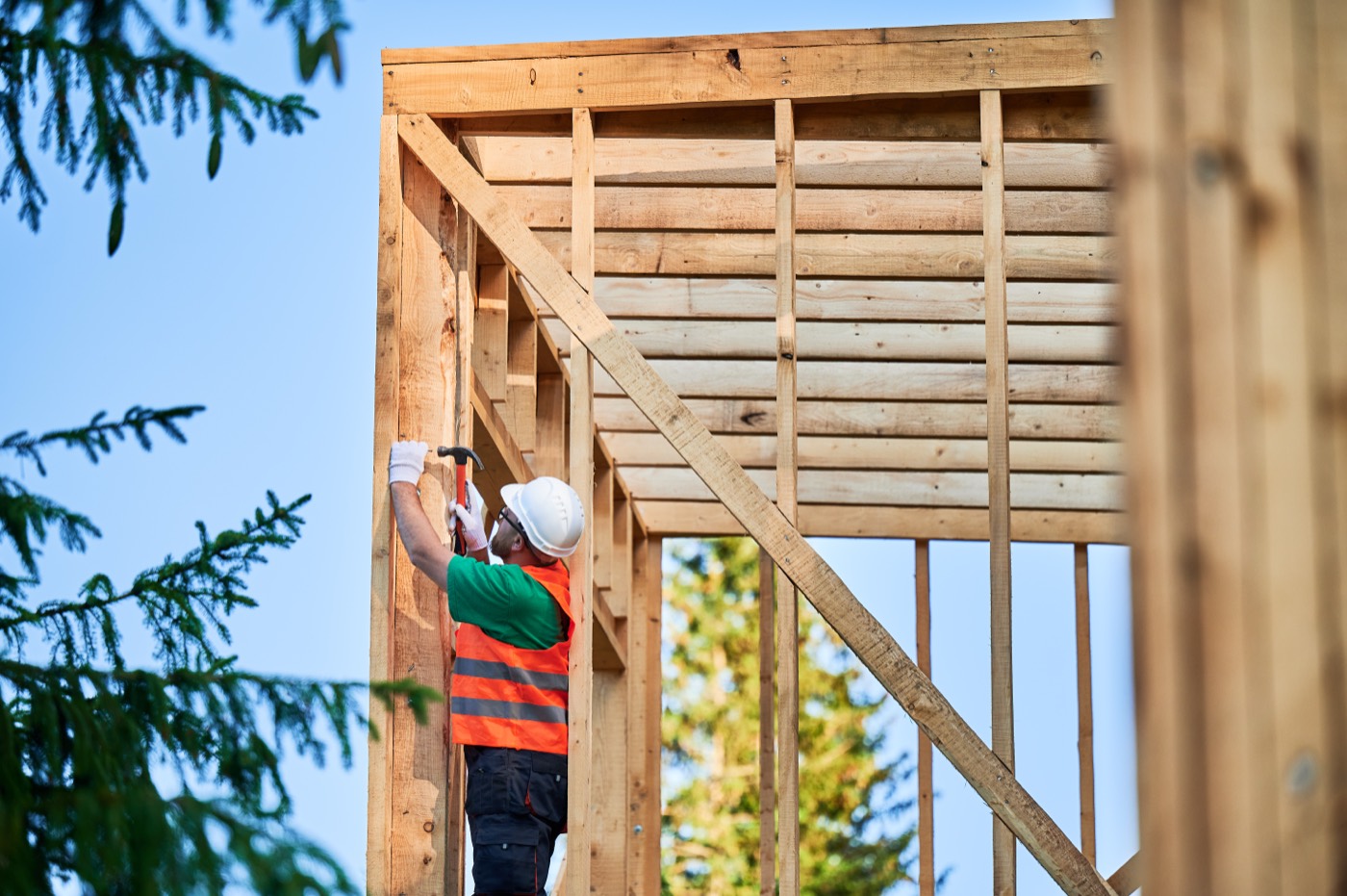 Pose de charpente en bois par un charpentier